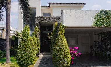 Casa en Venta en Urb. Portón del Río , Av. León Febres Cordero