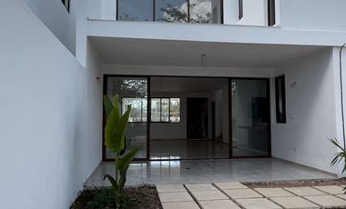 CASA RESIDENCIAL EN PRIVADA ZENDERA CONKAL
