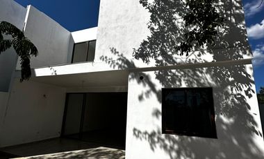 CASA RESIDENCIAL EN PRIVADA ZENDERA CONKAL