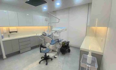 CONSULTORIO EN VENTA – EDIFICIO UMIÑAMED, MANTA, MANABÍ