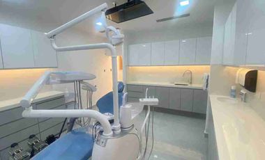 CONSULTORIO EN VENTA – EDIFICIO UMIÑAMED, MANTA, MANABÍ