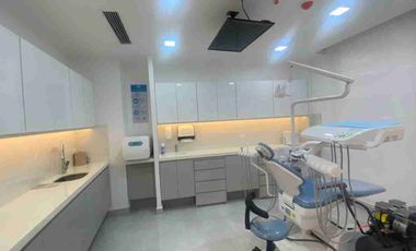 CONSULTORIO EN VENTA – EDIFICIO UMIÑAMED, MANTA, MANABÍ