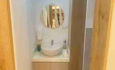 CONSULTORIO EN VENTA – EDIFICIO UMIÑAMED, MANTA, MANABÍ