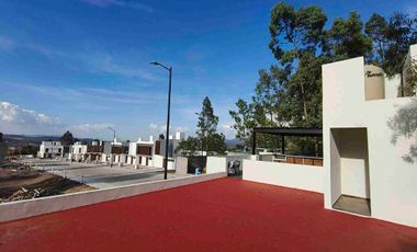 Venta de Casa de Dos Recámaras con proyecto de ampliación en planta alta y terreno adicional a un costado en coto exclusivo en Bosques tres Marias frente a ciudad salud en Morelia Michoacán.