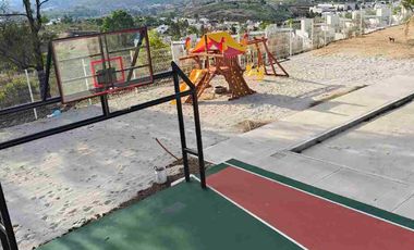 Venta de Casa de Dos Recámaras con proyecto de ampliación en planta alta y terreno adicional a un costado en coto exclusivo en Bosques tres Marias frente a ciudad salud en Morelia Michoacán.