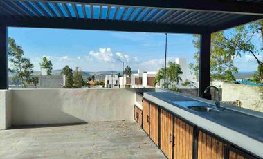 Venta de Casa de Dos Recámaras con proyecto de ampliación en planta alta y terreno adicional a un costado en coto exclusivo en Bosques tres Marias frente a ciudad salud en Morelia Michoacán.