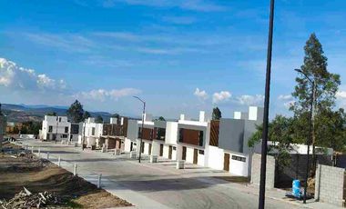 Venta de Casa de Dos Recámaras con proyecto de ampliación en planta alta y terreno adicional a un costado en coto exclusivo en Bosques tres Marias frente a ciudad salud en Morelia Michoacán.