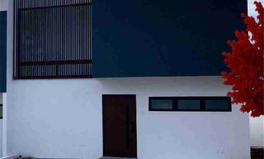 Venta de Casa de Dos Recámaras con proyecto de ampliación en planta alta y terreno adicional a un costado en coto exclusivo en Bosques tres Marias frente a ciudad salud en Morelia Michoacán.