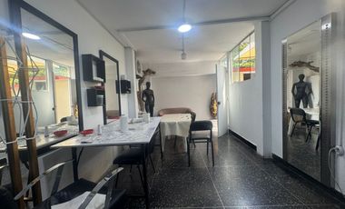 Venta de Casa en Esquina Frente a Parque – Santa Catalina, La Victoria
