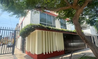Venta de Casa en Esquina Frente a Parque – Santa Catalina, La Victoria