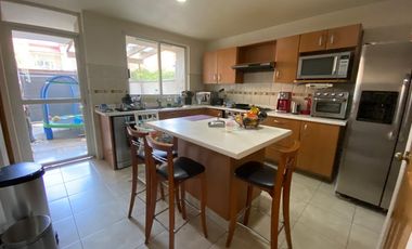 VENTA HERMOSA CASA EN CONDOMINIO FRENTE A GRAND SAN FRANCISCO, ALCANTARILLA