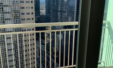 1 Bedroom Unit with Balcony for SALE in 📍  Two Serendra, Taguig City