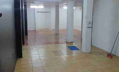 Sauces 8, alquilo local comercial en zona comercial