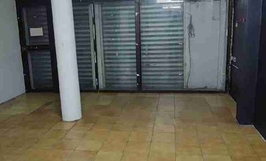 Sauces 8, alquilo local comercial en zona comercial