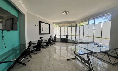 Casa en Venta en Esquina con Estilo Único y Gran Plazoleta, Colonia Moderna, Guadalajara