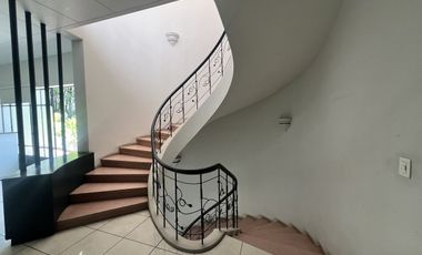 Casa en Venta en Esquina con Estilo Único y Gran Plazoleta, Colonia Moderna, Guadalajara