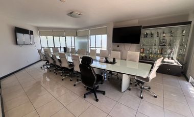 Casa en Venta en Esquina con Estilo Único y Gran Plazoleta, Colonia Moderna, Guadalajara