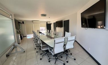 Casa en Venta en Esquina con Estilo Único y Gran Plazoleta, Colonia Moderna, Guadalajara