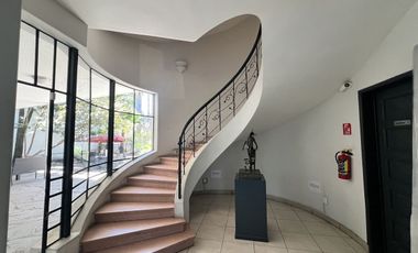 Casa en Venta en Esquina con Estilo Único y Gran Plazoleta, Colonia Moderna, Guadalajara