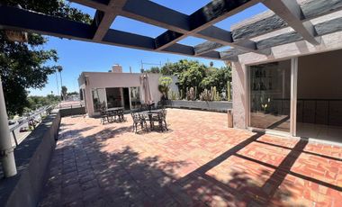 Casa en Venta en Esquina con Estilo Único y Gran Plazoleta, Colonia Moderna, Guadalajara
