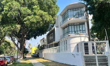Casa en Venta en Esquina con Estilo Único y Gran Plazoleta, Colonia Moderna, Guadalajara