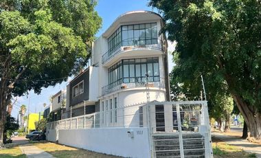 Casa en Venta en Esquina con Estilo Único y Gran Plazoleta, Colonia Moderna, Guadalajara