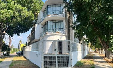 Casa en Venta en Esquina con Estilo Único y Gran Plazoleta, Colonia Moderna, Guadalajara