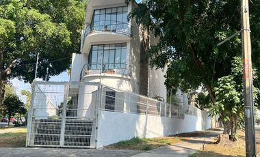 Casa en Venta en Esquina con Estilo Único y Gran Plazoleta, Colonia Moderna, Guadalajara
