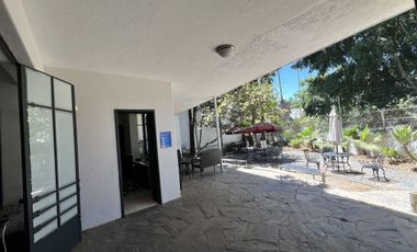 Casa en Venta en Esquina con Estilo Único y Gran Plazoleta, Colonia Moderna, Guadalajara