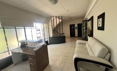 Casa en Venta en Esquina con Estilo Único y Gran Plazoleta, Colonia Moderna, Guadalajara