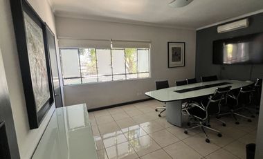 Casa en Venta en Esquina con Estilo Único y Gran Plazoleta, Colonia Moderna, Guadalajara