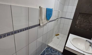Suite Amoblada en Alquiler en La Urbanización Puerto Azul, Planta Baja, 1 Habitación, 1 Baño, Vía a la Costa.