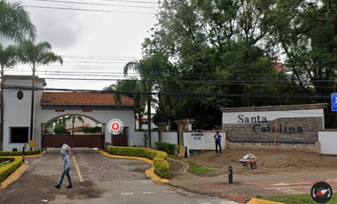 Casa ubicada en colonia San Juan de Ocotlán Zapopan Jalisco. Con 4 recamaras y 370m2. Entre Av. Santa Margarita y Av. Aviación.