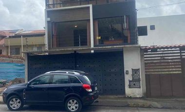 casa en venta en puertas de sol batán San Sebastián de 3 pisos 4 habitaciones