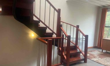 casa en venta en puertas de sol batán San Sebastián de 3 pisos 4 habitaciones