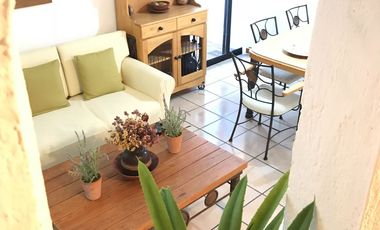 CASA EN CONDOMINIO LOMA DE JURIQUILLA. Con 2 plantas, 2 recamaras,  estudio TV y 2 baños.