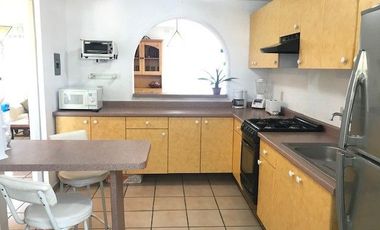 CASA EN CONDOMINIO LOMA DE JURIQUILLA. Con 2 plantas, 2 recamaras,  estudio TV y 2 baños.