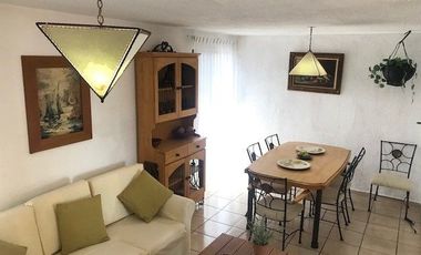 CASA EN CONDOMINIO LOMA DE JURIQUILLA. Con 2 plantas, 2 recamaras,  estudio TV y 2 baños.