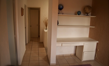CASA EN CONDOMINIO LOMA DE JURIQUILLA. Con 2 plantas, 2 recamaras,  estudio TV y 2 baños.