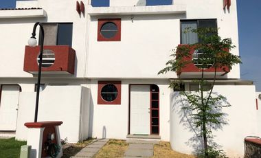 CASA EN CONDOMINIO LOMA DE JURIQUILLA. Con 2 plantas, 2 recamaras,  estudio TV y 2 baños.