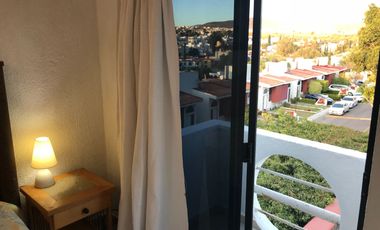 CASA EN CONDOMINIO LOMA DE JURIQUILLA. Con 2 plantas, 2 recamaras,  estudio TV y 2 baños.
