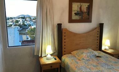 CASA EN CONDOMINIO LOMA DE JURIQUILLA. Con 2 plantas, 2 recamaras,  estudio TV y 2 baños.