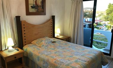 CASA EN CONDOMINIO LOMA DE JURIQUILLA. Con 2 plantas, 2 recamaras,  estudio TV y 2 baños.
