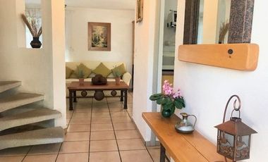 CASA EN CONDOMINIO LOMA DE JURIQUILLA. Con 2 plantas, 2 recamaras,  estudio TV y 2 baños.