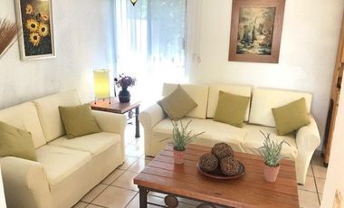 CASA EN CONDOMINIO LOMA DE JURIQUILLA. Con 2 plantas, 2 recamaras,  estudio TV y 2 baños.