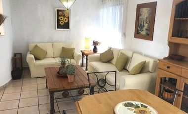 CASA EN CONDOMINIO LOMA DE JURIQUILLA. Con 2 plantas, 2 recamaras,  estudio TV y 2 baños.