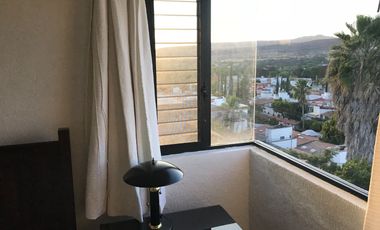 CASA EN CONDOMINIO LOMA DE JURIQUILLA. Con 2 plantas, 2 recamaras,  estudio TV y 2 baños.