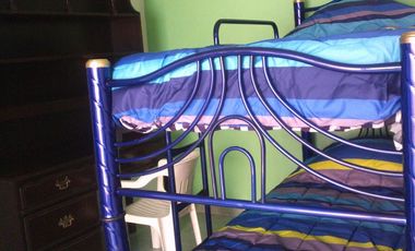 Habitación pequeña amueblada