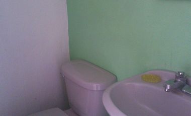 Habitación pequeña amueblada