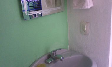 Habitación pequeña amueblada